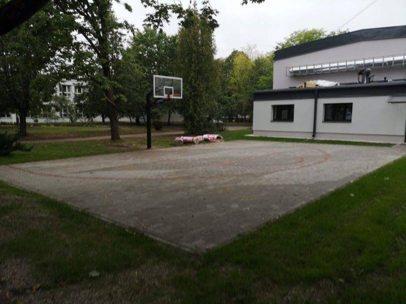 IELU BASKETBOLA LAUKUMS. RĪGAS TEHNISKĀ KOLEDŽA, LĒDMANES IELA 3, RĪGA