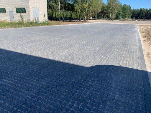 Bruģēta laukuma (1300 m2 ) un lietus ūdens kanalizācijas izbūve. Granīta iela 32, Rīga.